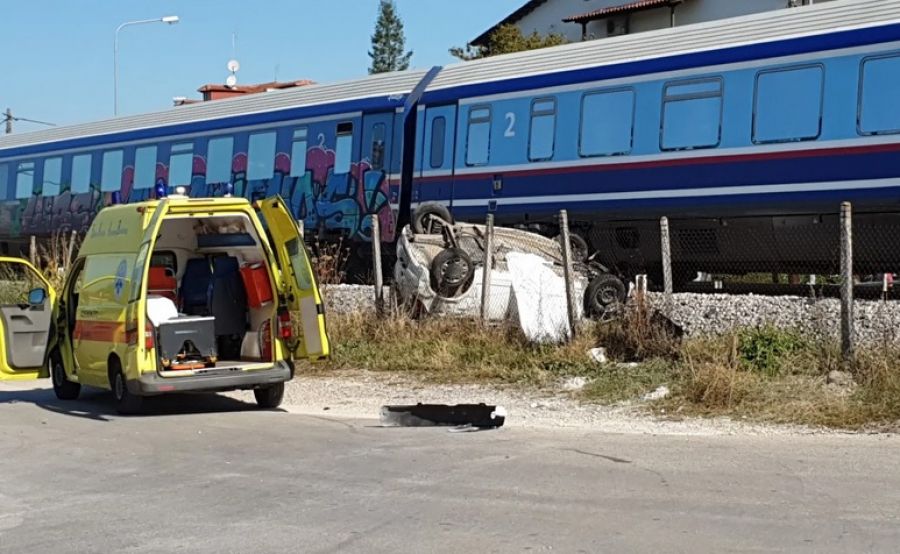 Τρένο παρέσυρε αυτοκίνητο στα Τρίκαλα - Νεκρή η οδηγός του