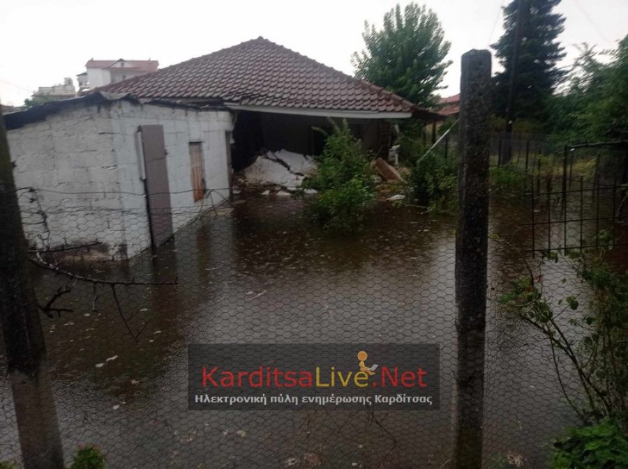 Κακοκαιρία Daniel: Άντεξε η πόλη της Καρδίτσας και μετράει τις πληγές της - Έπεσε πλίθινη κατοικία στην Ακαδημίας (+Φωτο)