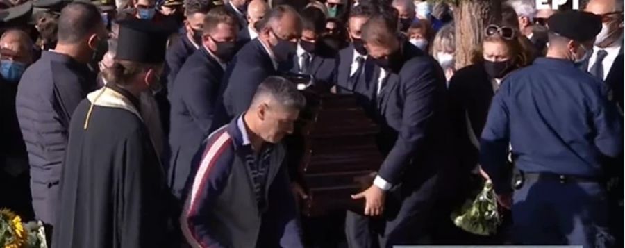 Πλήθος κόσμου και συγκίνηση στο "τελευταίο αντίο" στη Φώφη Γεννηματά