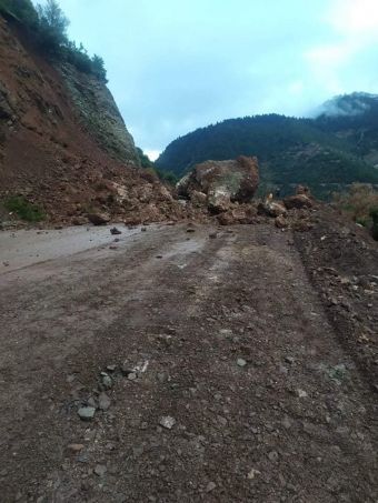 Βράχοι και χώματα έκλεισαν προσωρινά το δρόμο από Αγορασιά προς Αργιθέα - Δείτε βίντεο από την ώρα του συμβάντος
