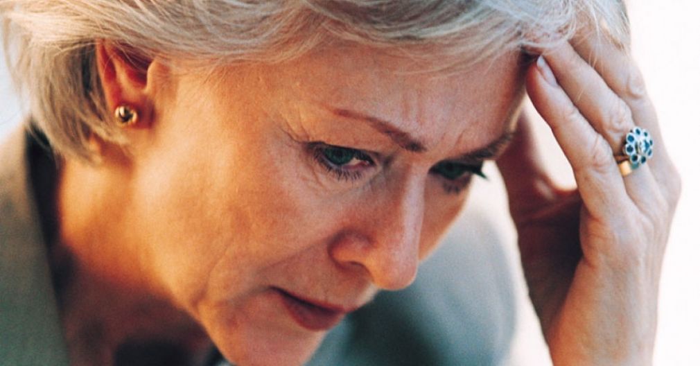 Νόσος Αλτσχάιμερ: Τι είναι και τι πρέπει να κάνετε για να αποφύγετε την άνοια