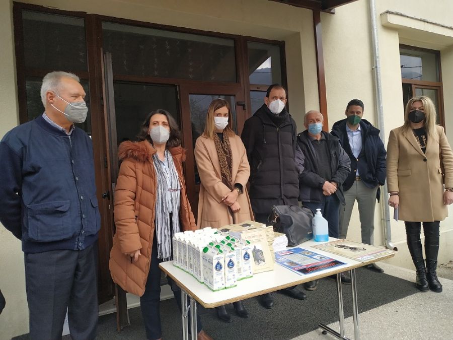 Διανομή του βιβλίου "Βίος Κατσαντώνη" στο Δημοτικό Σχολείο Μαυρομματίου