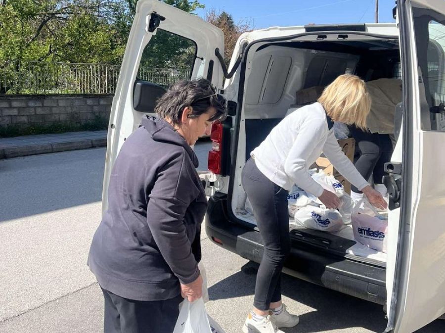 Τρόφιμα στα χωριά του Δήμου Μουζακίου μοίρασαν το Κοινωνικό Παντοπωλείο Μουζακίου σε συνεργασία με ΑΜΚΕ
