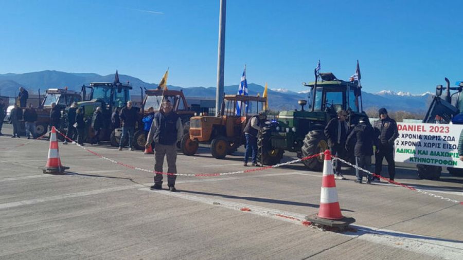 Σήκωσαν ξανά τις μπάρες των διοδίων σε Σοφάδες και Μακρυχώρι οι αγρότες