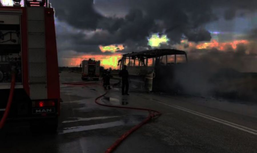 Λαμπάδιασε λεωφορείο του ΚΤΕΛ Θεσσαλονίκης στην εθνική οδό, στο ύψος του Μαρτίνου (+Βίντεο)