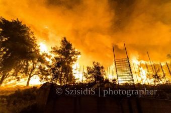 Μεγάλη πυρκαγιά στον Σχίνο Κορινθίας - Εκκενώνονται οικισμοί (+Βίντεο)