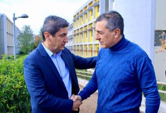Στο εργαστήριο του Δημ. Κουρέτα στο Π.Θ. ο Λευτ. Αυγενάκης