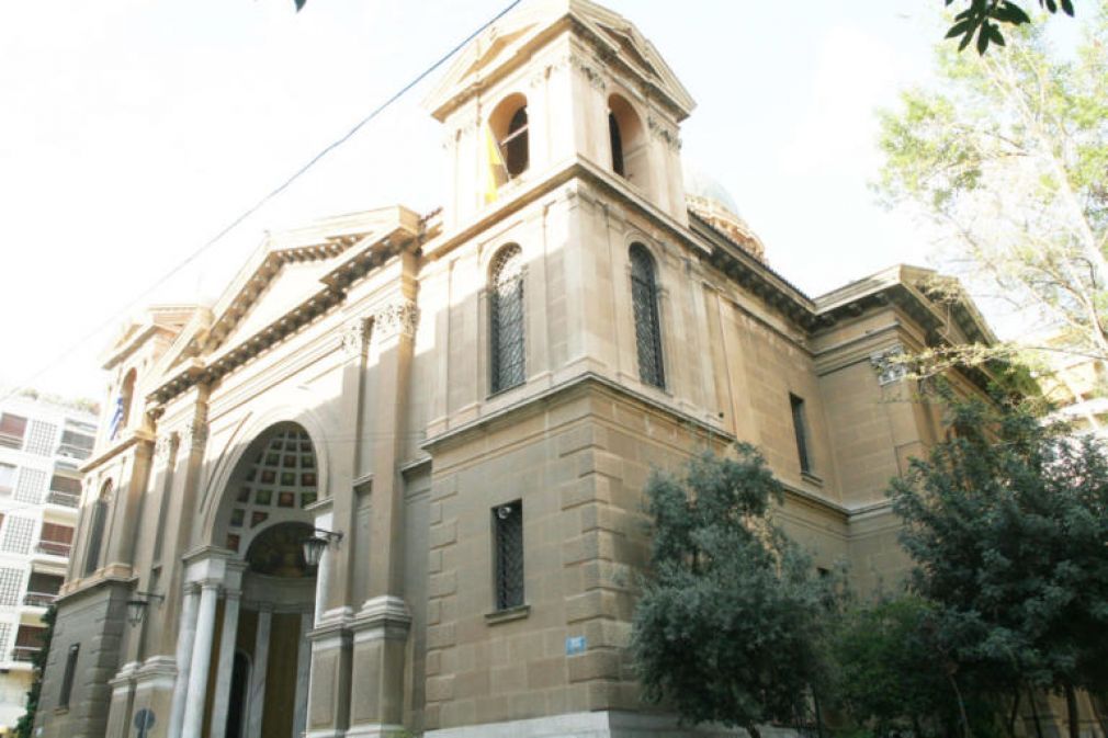 Έκρηξη αυτοσχέδιου μηχανισμού έξω από τον Ιερό Ναό του Αγίου Διονυσίου στο Κολωνάκι με δύο τραυματίες (+Βίντεο)