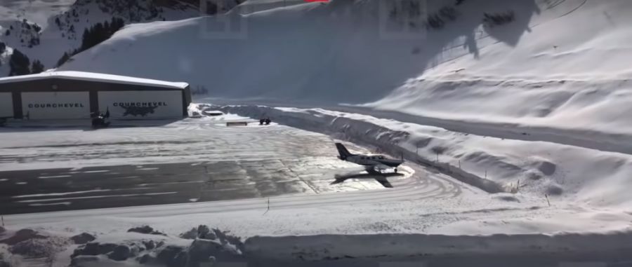 Μικρό αεροσκάφος βγαίνει εκτός διαδρόμου προσγείωσης και πέφτει σε «τείχος» χιονιού (+Βίντεο)