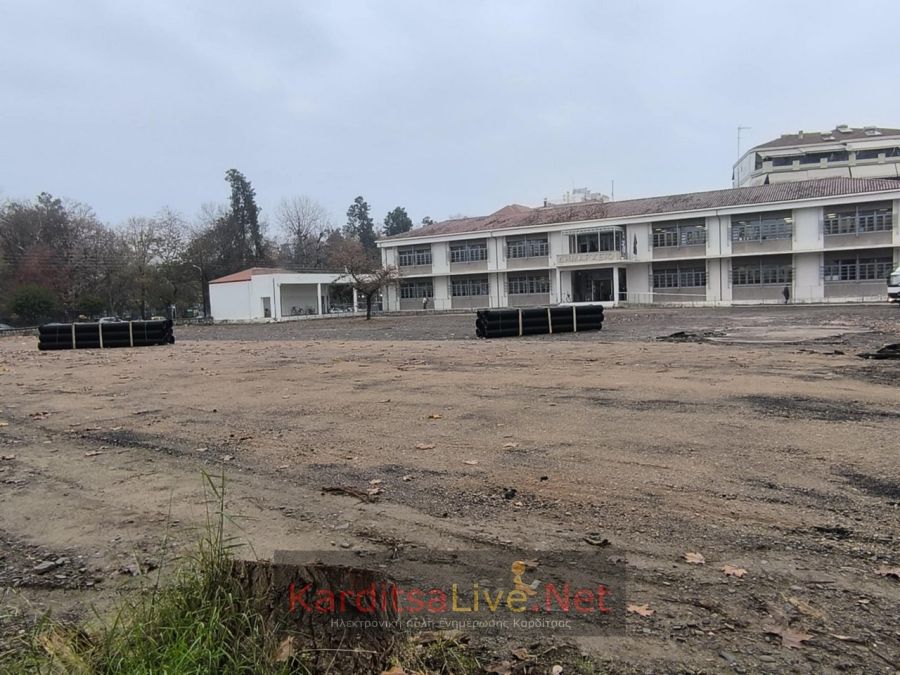 Με ρυθμούς … χελώνας η ανάπλαση του αύλειου χώρου στο νέο Δημαρχείο Καρδίτσας (+Φωτο)