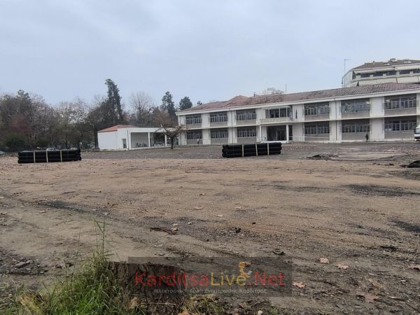 Με ρυθμούς … χελώνας η ανάπλαση του αύλειου χώρου στο νέο Δημαρχείο Καρδίτσας (+Φωτο)
