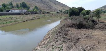 Προχωρούν οι εργασίες καθαρισμού και αποκατάστασης αναχωμάτων στον Ενιπέα ποταμό (Βλοχό-Κεραμίδι)