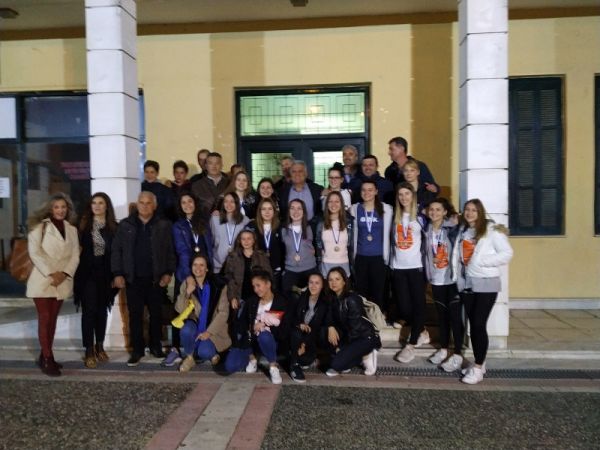 Με σαμπάνιες η υποδοχή των κοριτσιών του ΓΕΛ Παλαμά! (+Φώτο)
