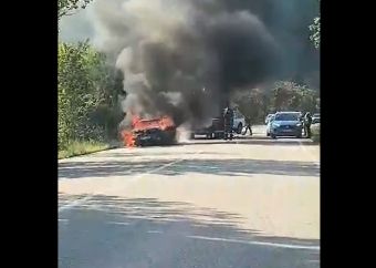 Στις φλόγες τυλίχθηκε αυτοκίνητο στο δρόμο Καρδίτσας - Μουζακίου (+Βίντεο)