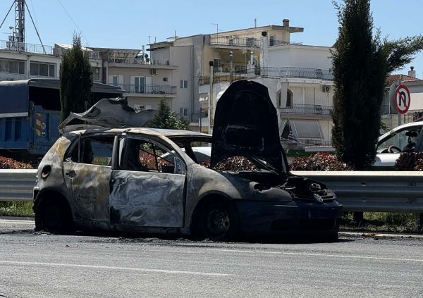 Κάηκε αυτοκίνητο στη Λάρισα το μεσημέρι του Σαββάτου (+Φωτο)
