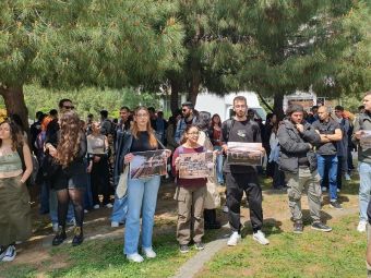 Θεσσαλονίκη: Μνημείο για τους νεκρούς φοιτητές του σιδηροδρομικού δυστυχήματος των Τεμπών από τους Συλλόγους Φοιτητών