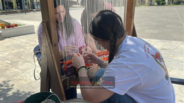 Μαθήματα ύφανσης στην κεντρική πλατεία της Καρδίτσας (+Φωτο +Βίντεο)