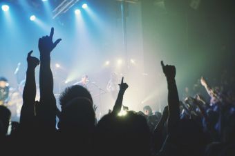 Μέχρι τις 12 τα μεσάνυχτα η λειτουργία καταστημάτων υγειονομικού ενδιαφέροντος σε συγκεκριμένες περιοχές