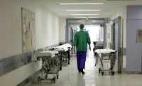 Πάτρα: Βρέφος απεβίωσε στο νοσοκομείο - Εξετάζεται το ενδεχόμενο να το “πλάκωσε” η μητέρα του ενώ κοιμόταν
